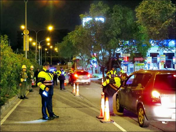 劉姓男子去年應酬後開車返家遇到警方酒測路檢，他在攔檢點前停車鎖門睡覺，被開罰9萬，法官認定劉男無受測義務，判免罰。(圖為資料照示意圖，非新聞當事人)