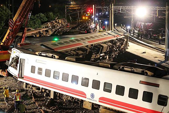 普悠瑪事故 賴揆指示5點通車 台鐵徹夜搶修