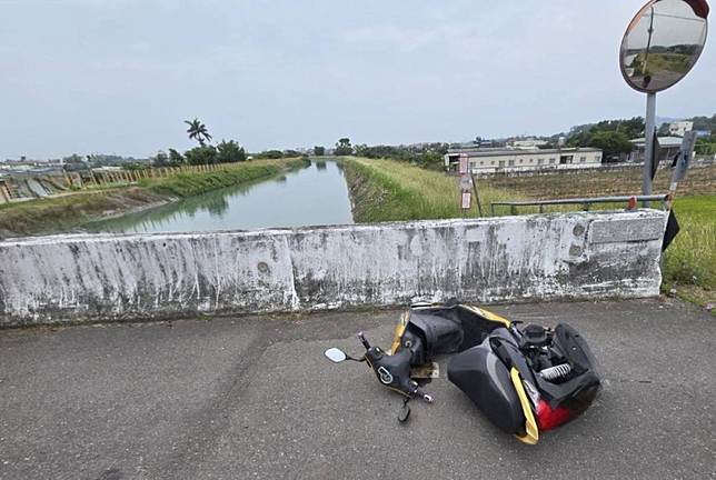 義消開車經過該處，看見大圳岸邊停著一輛可疑機車。（民眾提供）