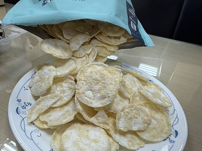 雲林縣農會為解決國產米供過於求問題，今年4月底推出結合國產米與馬鈴薯製成的「米洋芋片」，上市一周就賣出超過1萬包，人氣遠超預期，一度斷貨。記者陳雅玲／攝影