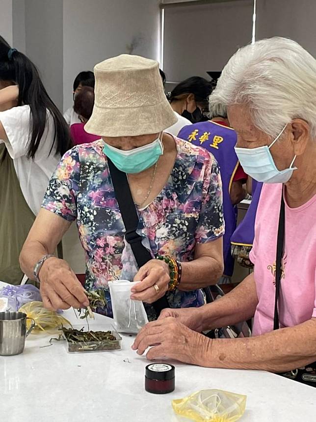 中西區銀同社區的長輩到台南護專體驗中藥芳香養生課程。（記者施春瑛攝）