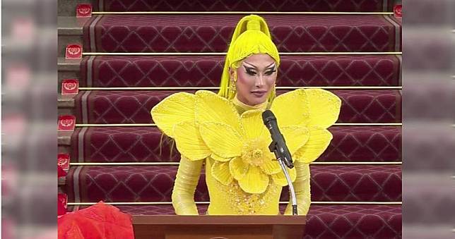 變裝皇后妮妃雅受邀進總統府表演　淚謝「台灣的母親」
