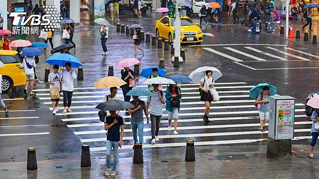 各地連日陰雨綿綿。（示意圖／shutterstock 達志影像）