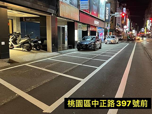 黃瓊慧指出，槽化線間距是30公分，停車格間距是2.5公尺，這標線畫成這樣是想讓民眾檢舉嗎? 圖：翻攝「黃瓊慧 桃園觀察日記」FB