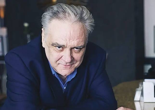 資深男星史拉特里（Tony Slattery）「心臟病發離世」！享壽65歲　經典英喜劇成追憶。（圖／史拉特里IG）