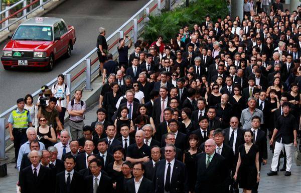 香港法律界曾多次發起抗議當局破壞法治的黑衣靜默遊行，圖為2014年律師走上街頭抗議北京的《一國兩制白皮書》要求香港法官須愛國。路透社資料照片