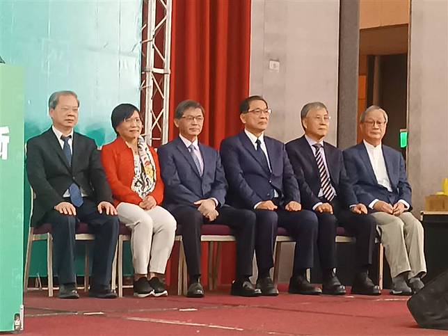 賴清德政府內閣名單新增前立委劉世芳擔任內政部長（左二），行政院長秘書長李孟諺接任交通部長（左三），台北地檢署檢察長鄭銘謙出任法務部長（右三），中山大學校長鄭英耀出任教育部長（右二），至於文化部長則由曾任華視總經理的小野（李遠）接任（右一）。（圖／記者盧素梅攝影）