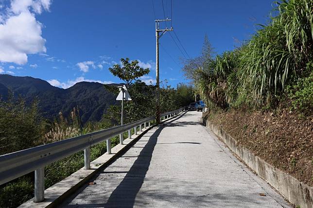 五峰雲山替代道路完工通車，讓部落居民和民眾到五峰鄉行車更安全。（記者彭新茹攝)