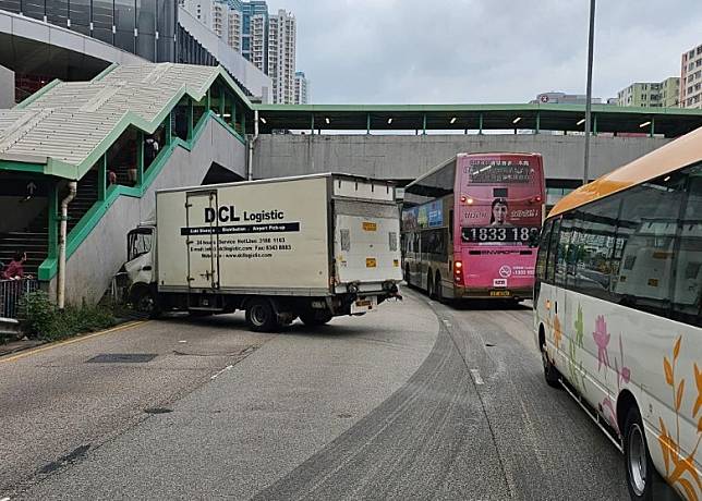 貨車撞向行人天橋樓梯外牆。