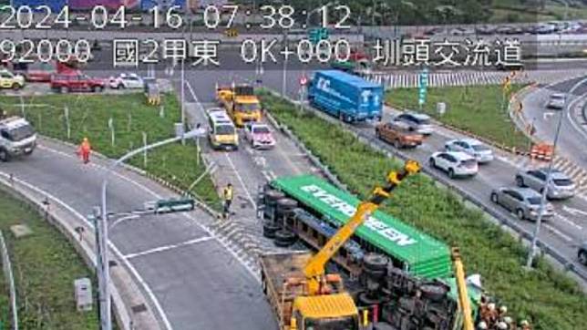 一輛貨櫃車在國道2號甲線東向0.1公里處、圳頭交流道路段發生翻覆事故。（圖／翻攝自高公局官網）