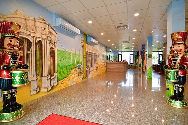 ▲充滿童趣的迎賓走道（圖／大溪老城四季行館）