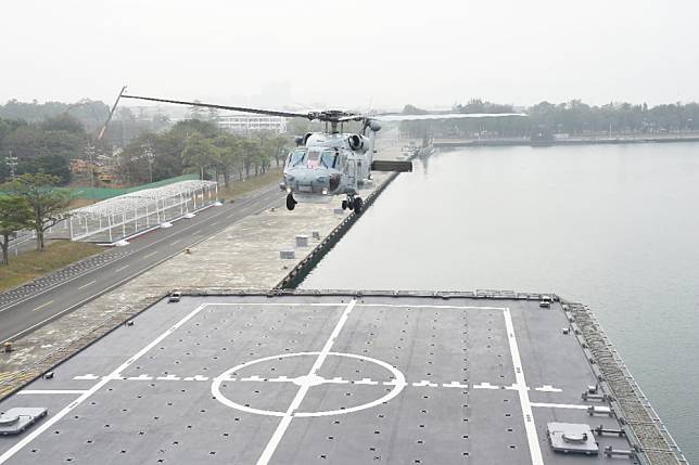 海軍反潛直升機罕見在台東綠島起降，軍方表示是年度操演。（資料照片／張哲偉攝）