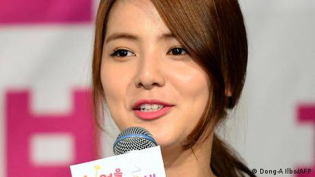 韓國演員宋柔靜2021年1月23日去世，享年26歲。圖為2014年6月19日她在在首爾舉行的MBC戲劇《說出你的願望》制作說明會上發言的畫面。