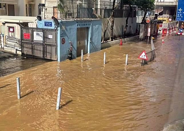 大量黃泥水湧出路面。