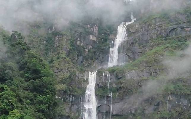 有台灣第一高瀑美名的蛟龍瀑布，近日雨後水量豐沛如白色巨龍俯衝而下。(許銘月提供)
