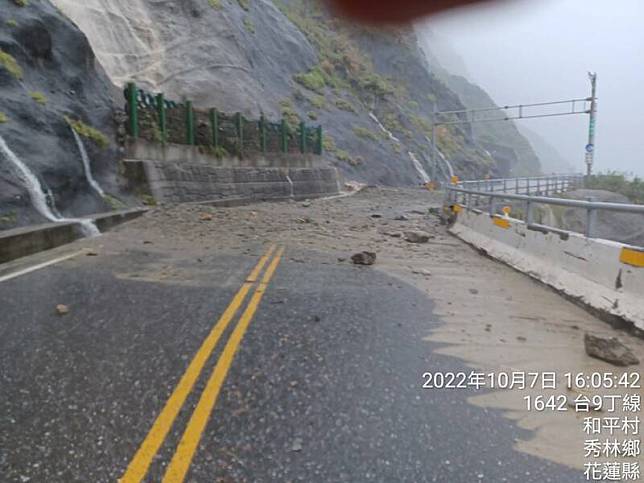 先前花蓮縣和平村下大雨，造成舊蘇花公路61公里處發生坍崩阻斷，今(16)日因尼莎颱風影響，蘇花路廊恐實施預警性道路封閉。 圖：公路總局第四區養護工程處提供