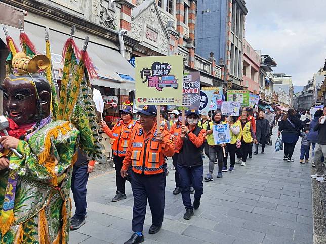 大溪分局為配合今年警察局加強重要節日安全維護工作計畫「交通順暢」、「治安平穩」加強宣導。圖：警方提供