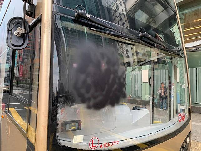 亞皆老街有巴士被車頭玻璃被噴黑。(陳嘉順攝)