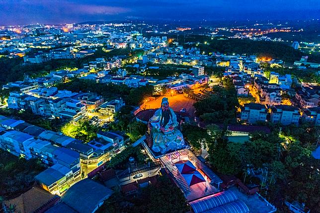 「山不在高，有仙則靈」新竹市的古奇峰普天宮絕美的夜景(圖/新竹市政府宗教禮儀科)