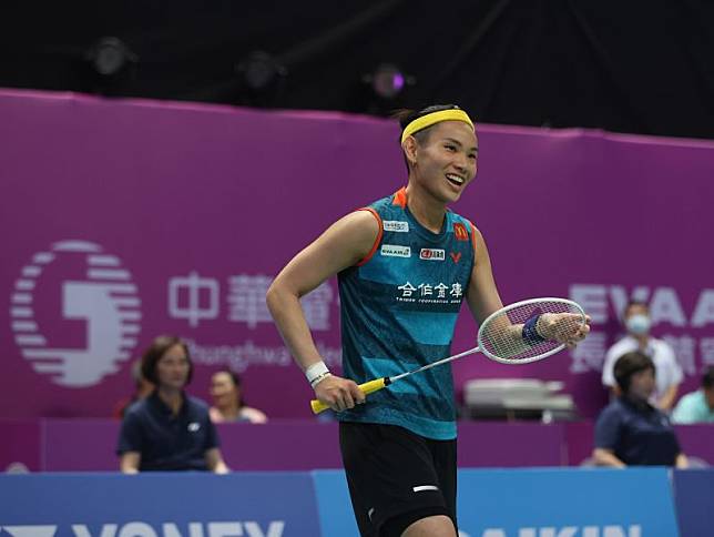 戴資穎在台北羽球公開賽奪冠之後，將比賽使用的球拍送給球迷。（圖／官方提供）