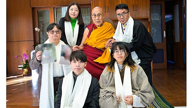 西藏台灣人權連線於疫情後與香港邊城青年的代表團一行五人，共同訪問達蘭薩拉，並拜會達賴喇嘛，前排左為馮詔天。西藏台灣人權連線提供
