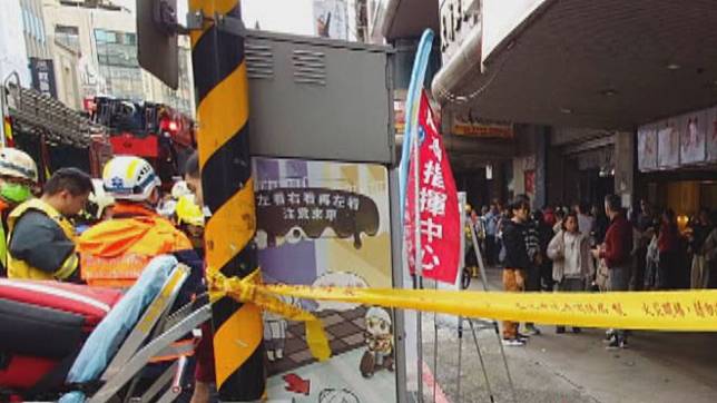 台北市重慶南路一棟商業大樓發生火警，疑似因為地下室充電樁施工不慎，造成爆炸起火。