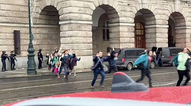 位於捷克首都布拉格的查理大學，在21日發生大規模槍擊案，學生們倉皇逃生。（翻攝自X@Chibae4u）