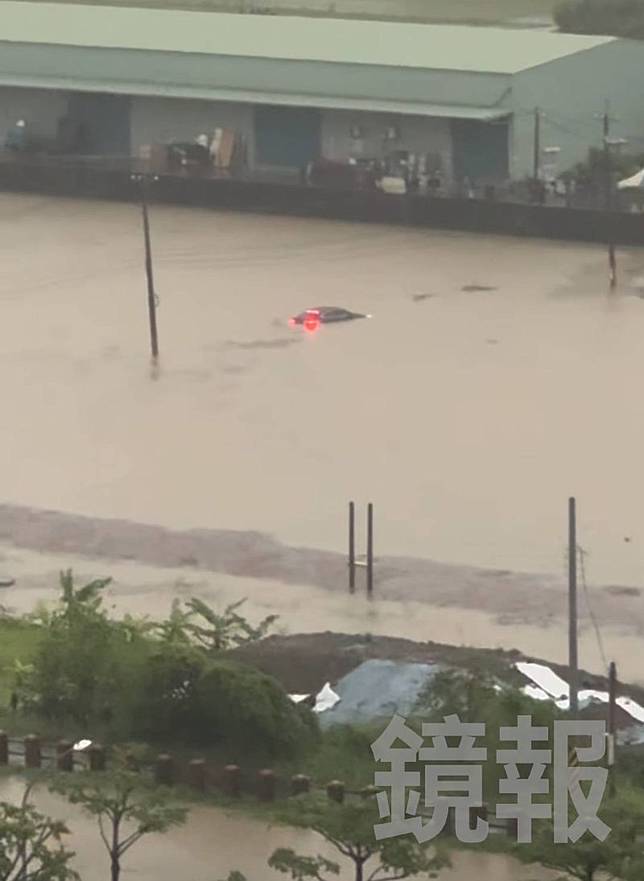 高雄清晨暴雨驚魂！鳥松拋錨車滅頂「方向燈還在閃」，警消現場救出3人。THREADS／chun0813