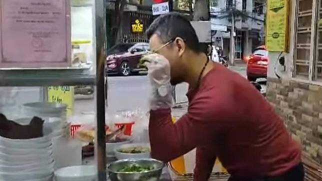蜆港河粉店老闆裴團林(音譯Bui Tuan Lam)拍片模仿土耳其名廚「撒鹽哥」後，遭警方傳喚。（圖／翻攝PETER LAM BUI/臉書）