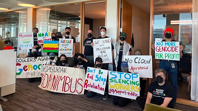 美國Google公司部分員工17日在辦公室靜坐，抗議公司參與以色列政府的雲端運算工程。X平台/@NoTechApartheid