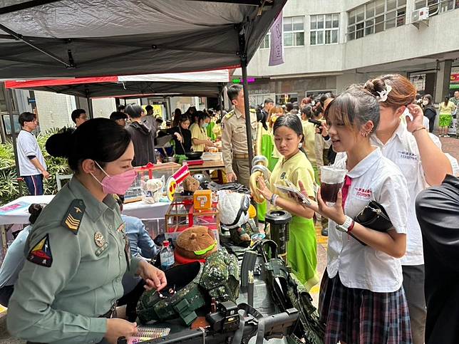 樹德家商六十週年生日，國軍健兒同賀慶祝最吸睛，女同學們也頻頻詢問從軍相關事宜。　（記者王正平攝）