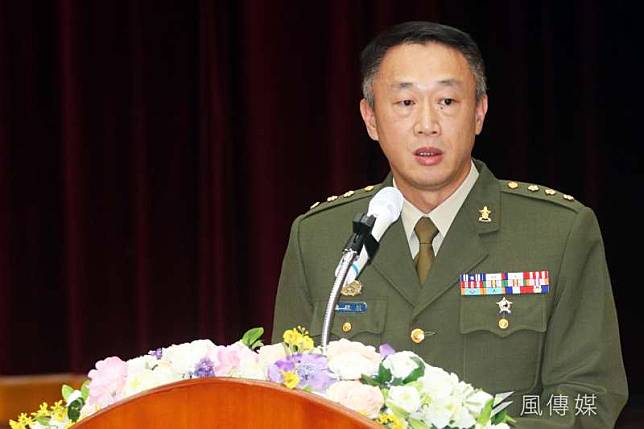 憲兵參謀長陳致航在24日舉行的將官晉任典禮中晉升少將，補實了憲兵目前自身的將缺；這顆將星和國安私菸案連串懲處也有關，由於接連異動打破接班序列，由副參一職扶正的陳，獲得一個本不在預期內的晉升機會。（蘇仲泓攝）