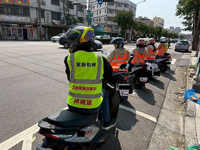 參加機車駕訓順利考取駕照的學員，除可獲得交通部提供每人1,300元駕訓補助外，臺中市政府再加碼針對市民及在學學生提供每人1,500元補助。（圖：臺中區監理所提供）