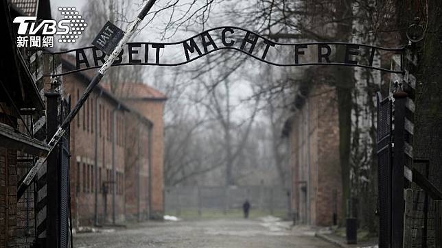 一名荷蘭遊客在奧斯威辛集中營行納粹禮遭逮捕。（圖／達志影像路透社）