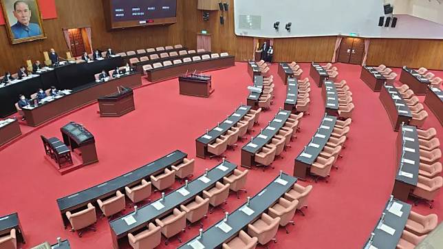 ▲韓國瑜昨在院會唱名立委時，立委座位是空的，引起網友討論。（圖／記者林調遜攝，2023.03.16）