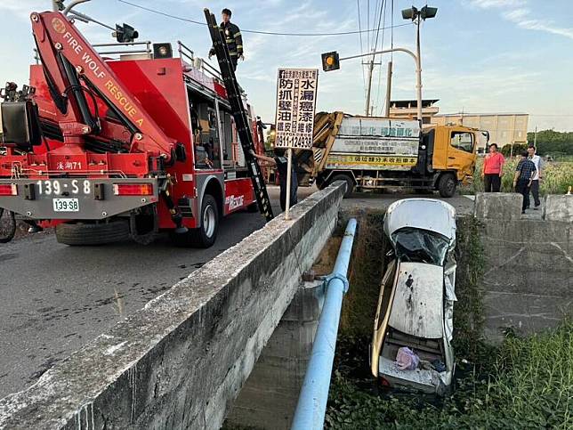 彰化縣溪湖鎮一家安親班汽車和清潔車互撞，小客車被撞到摔落大排，消防隊獲報當場救援。(民眾提供)