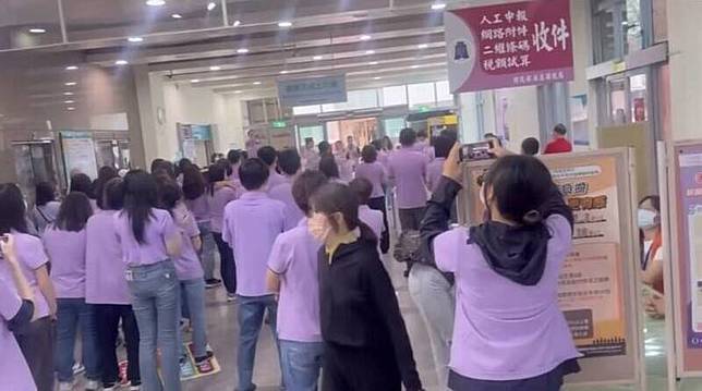 新竹市馬屁文化再現！稅務局公務員被迫穿紫衣跳舞迎高虹安。(擷取自網路貼文)