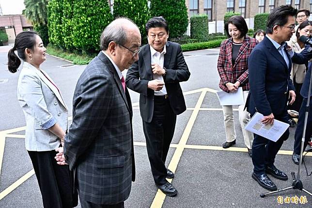 民進黨立院黨團總召柯建銘(左二)與國民黨立院黨團總召傅崐萁(中)短暫互動。(記者陳志曲攝)