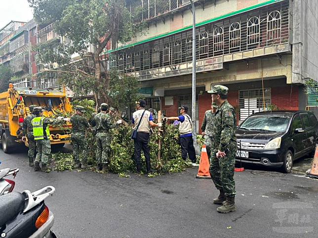 憲指部官兵協助執行災後復原。（臺北市政府提供）