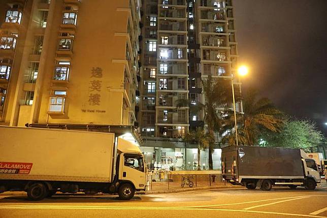 香港第五波疫情大爆發，22日新增COVID-19本土病例 突破百位數，主因是新界的葵涌邨出現嚴重的社區傳 播。圖為21日遭圍封強制檢測的葵涌邨逸葵樓。 （中通社提供） 中央社 111年1月22日 