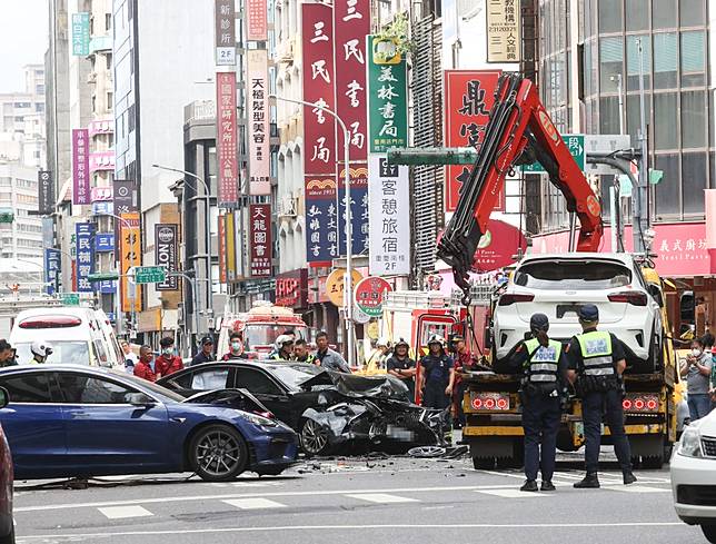 台北市重慶南路一段二十三日發生車輛疑不明原因失控暴衝車禍，警消獲報到場處理，現場交通一度受阻，拖吊車將事故車輛陸續拖離。（中央社）