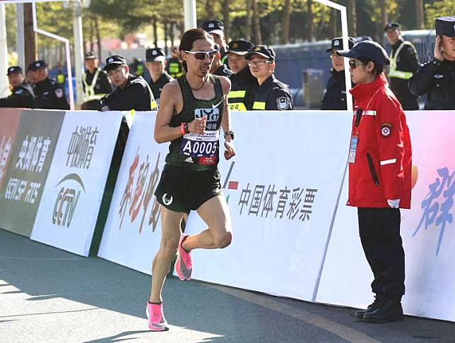 張嘉哲在2019廣州馬拉松以2:15:02打破自己八年前所創的個人最佳成績2:15:56。林駿豪／提供。