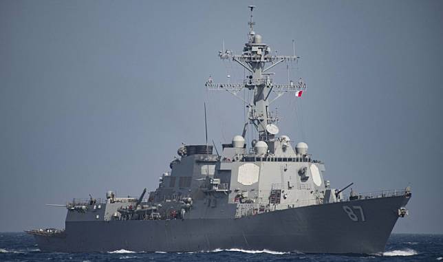 美國海軍「勃克級」驅逐艦「梅森號(DDG-87)」傳在亞丁灣處理海盗 事件後，遭葉門胡塞武裝組織2枚彈道飛彈攻擊。 圖：翻攝「X」@sentdefender