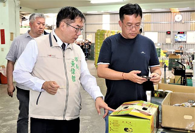 台南市長黃偉哲視察外銷新加坡鳳梨裝箱狀況。（農業局提供）
