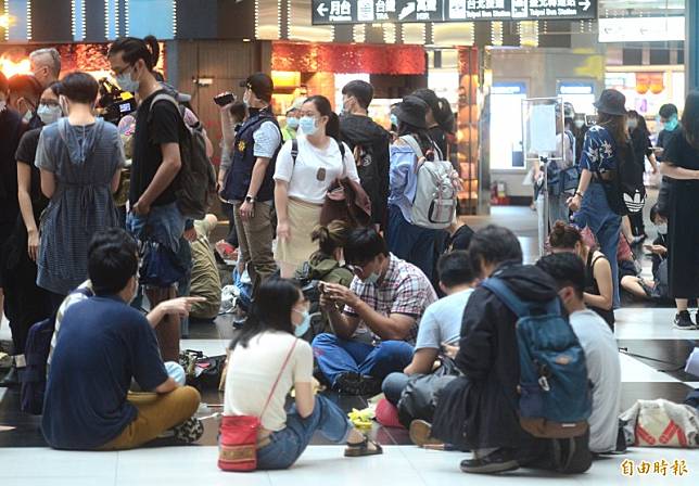 網友發起「坐爆北車大廳活動」，抗議台鐵永久禁席地而坐 。(記者王藝菘攝)