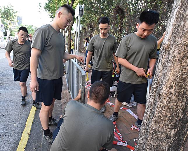 解放軍駐港部隊人員下午在九龍塘協助清理路障。