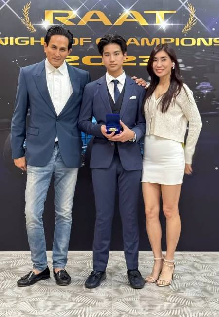 ยิ่งโตยิ่งหล่อ เผยภาพ น้องโรเตอร์ ลูกชาย พีททองเจือ ตามรอยพ่อมาติดๆ | KaaZip บันเทิง | LINE TODAY