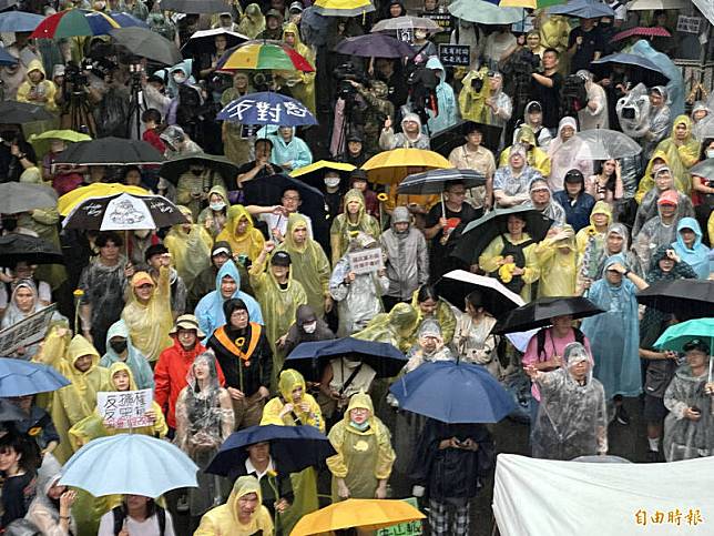 立法院21日續審藍白未順利闖關的相關法案，議場外擠滿冒雨抗議藍白黑箱的民眾。(資料照)