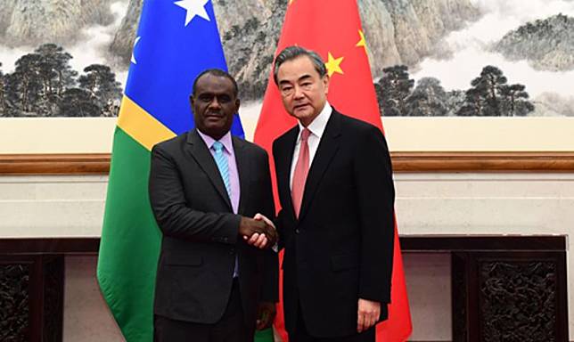 王毅(右)在北京與所羅門群島外長馬內萊舉行會談及簽署建立外交關係的聯合公報(外交部網頁)
