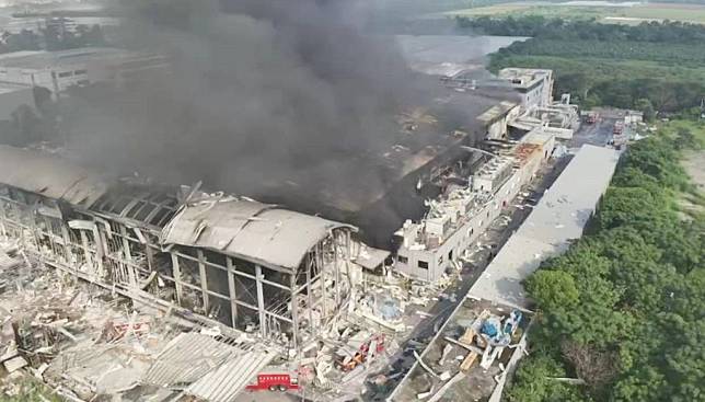 明揚國際屏東廠房大火，二十三日部分廠區仍悶燒中，持續冒出濃煙。（記者毛莉翻攝）